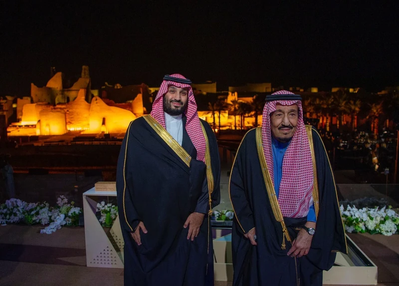 سيدي خادم الحرمين الشريفين يرعى وضع حجر الأساس لمشروع بوابة الدرعية - صورة 6