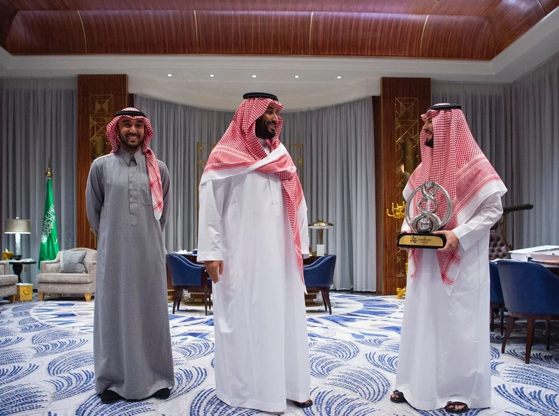 سمو سيدي ولي العهد يستقبل منسوبي نادي الهلال بمناسبة تحقيق البطولة الآسيوية - صورة 4
