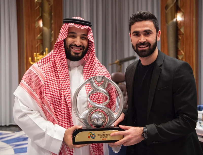 سمو سيدي ولي العهد يستقبل منسوبي نادي الهلال بمناسبة تحقيق البطولة الآسيوية - صورة 24