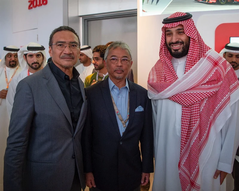 سمو سيدي ولي العهد والشيخ محمد بن راشد والشيخ محمد بن زايد يشهدون ختام فورمولا 1 - صورة 2