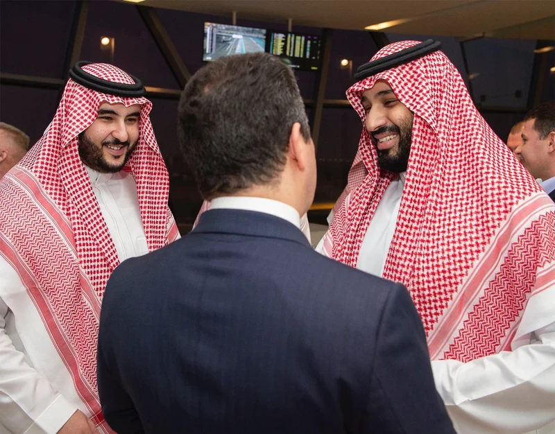 سمو سيدي ولي العهد والشيخ محمد بن راشد والشيخ محمد بن زايد يشهدون ختام فورمولا 1 - صورة 9