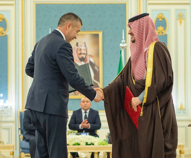 سيدي خادم الحرمين الشريفين يستقبل رئيس جمهورية قرغيزستان - صورة 3