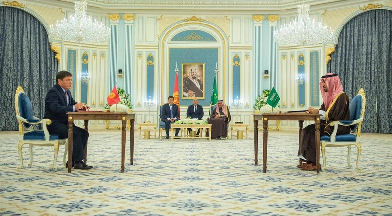 سيدي خادم الحرمين الشريفين يستقبل رئيس جمهورية قرغيزستان - صورة 4