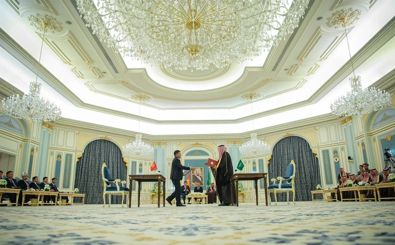 سيدي خادم الحرمين الشريفين يستقبل رئيس جمهورية قرغيزستان - صورة 5