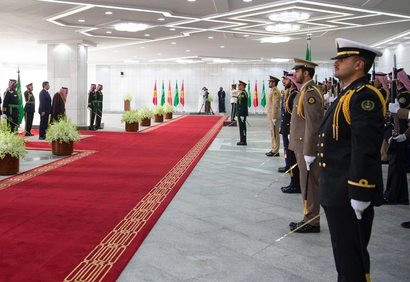 سيدي خادم الحرمين الشريفين يستقبل رئيس جمهورية قرغيزستان - صورة 10