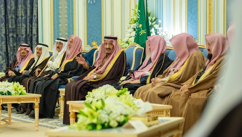 سيدي خادم الحرمين الشريفين يستقبل أصحاب السمو الأمراء ومفتي عام المملكة وأصحاب الفضيلة والعلماء وجمعاً من المواطنين. - صورة 2