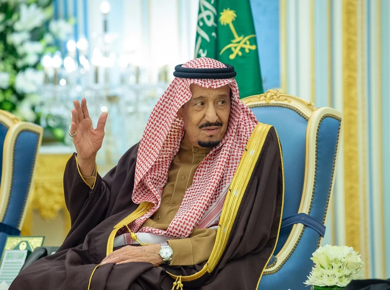 سيدي خادم الحرمين الشريفين يستقبل أصحاب السمو الأمراء ومفتي عام المملكة وأصحاب الفضيلة والعلماء وجمعاً من المواطنين. - صورة 3