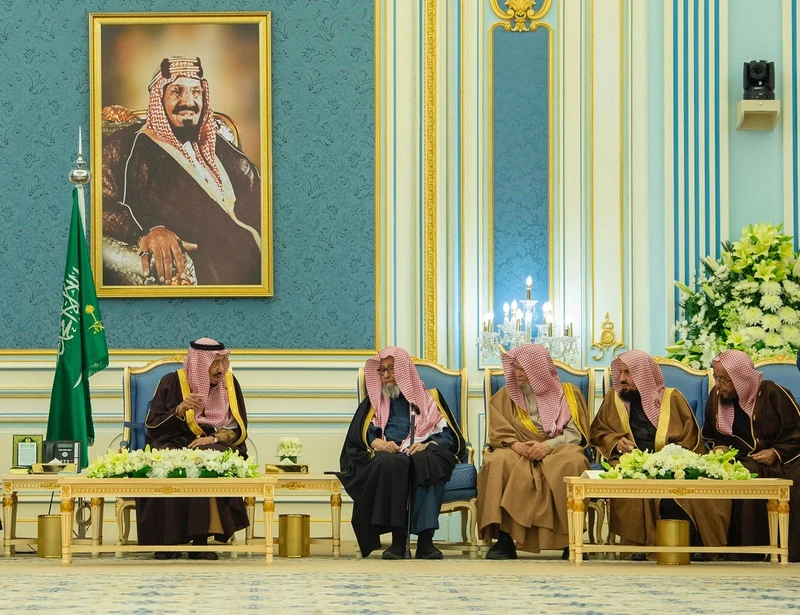 سيدي خادم الحرمين الشريفين يستقبل أصحاب السمو الأمراء ومفتي عام المملكة وأصحاب الفضيلة والعلماء وجمعاً من المواطنين. - صورة 4