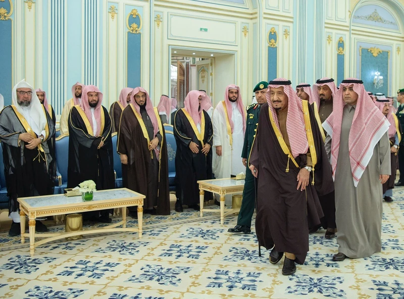 سيدي خادم الحرمين الشريفين يستقبل أصحاب السمو الأمراء ومفتي عام المملكة وأصحاب الفضيلة والعلماء وجمعاً من المواطنين. - صورة 5