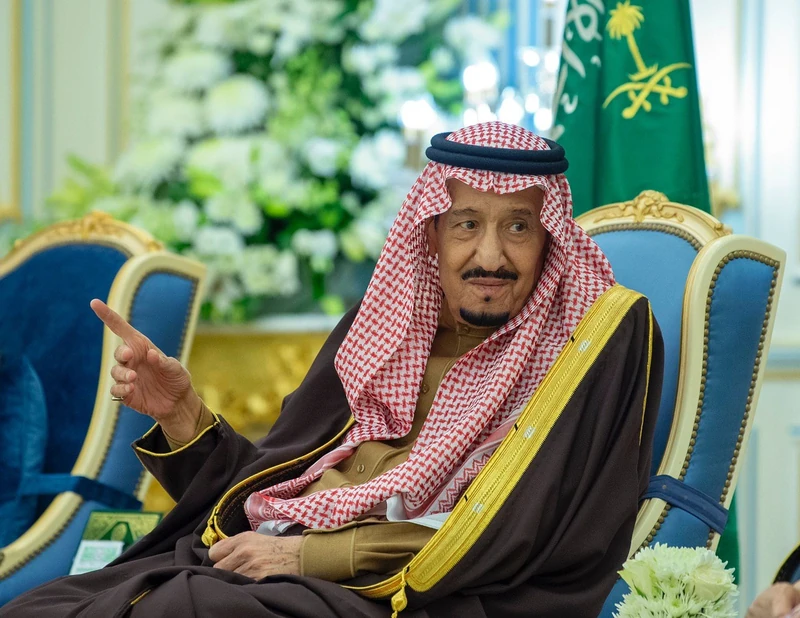 سيدي خادم الحرمين الشريفين يستقبل أصحاب السمو الأمراء ومفتي عام المملكة وأصحاب الفضيلة والعلماء وجمعاً من المواطنين. - صورة 6