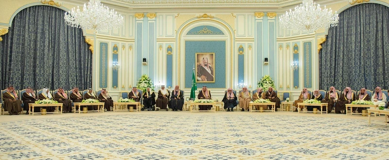 سيدي خادم الحرمين الشريفين يستقبل أصحاب السمو الأمراء ومفتي عام المملكة وأصحاب الفضيلة والعلماء وجمعاً من المواطنين. - صورة 7