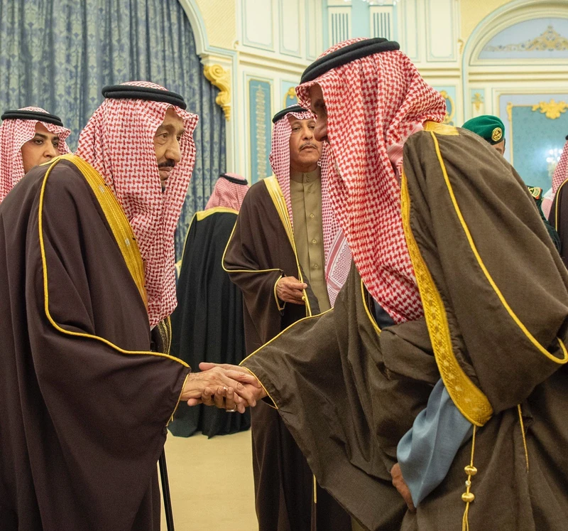 سيدي خادم الحرمين الشريفين يستقبل أصحاب السمو الأمراء ومفتي عام المملكة وأصحاب الفضيلة والعلماء وجمعاً من المواطنين. - صورة 9