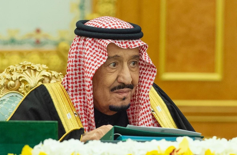 سيدي خادم الحرمين الشريفين يرأس جلسة مجلس الوزراء - صورة 3