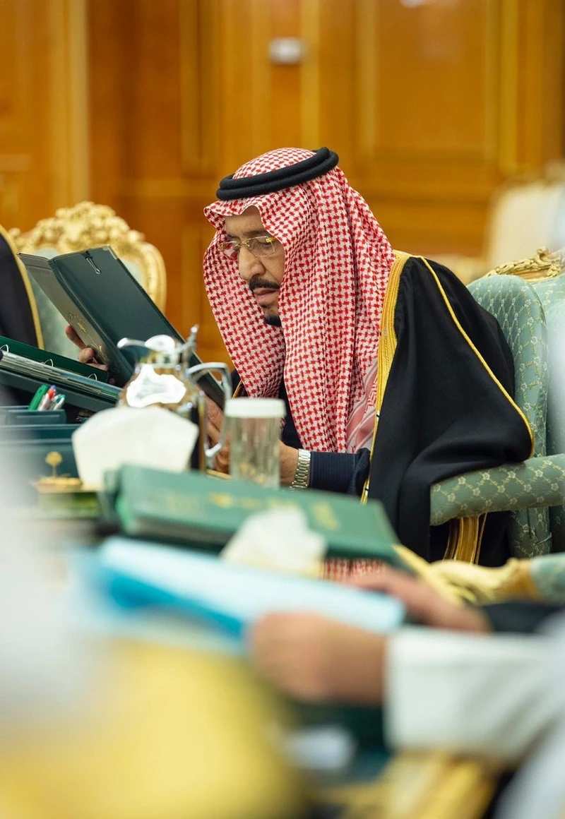 سيدي خادم الحرمين الشريفين يرأس جلسة مجلس الوزراء - صورة 5