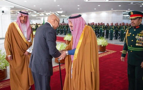 سيدي خادم الحرمين الشريفين يستقبل رئيس الجمهورية الإسلامية الموريتانية ويقيم مأدبة غداء تكريماً له