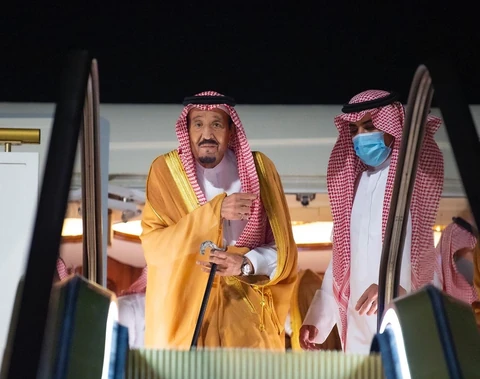 سيدي خادم الحرمين الشريفين يصل إلى نيوم