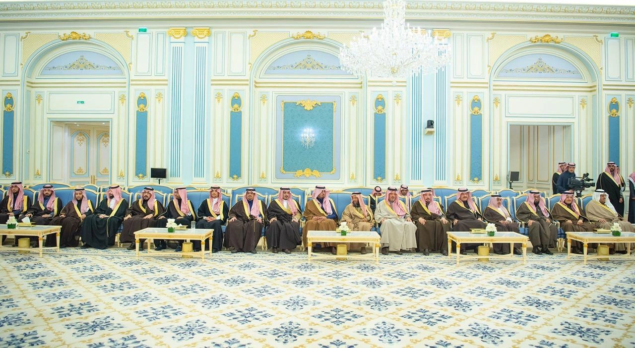 سيدي خادم الحرمين الشريفين يستقبل أصحاب السمو الأمراء ومفتي عام المملكة وأصحاب الفضيلة العلماء وجمعاً من المواطنين - صورة 1