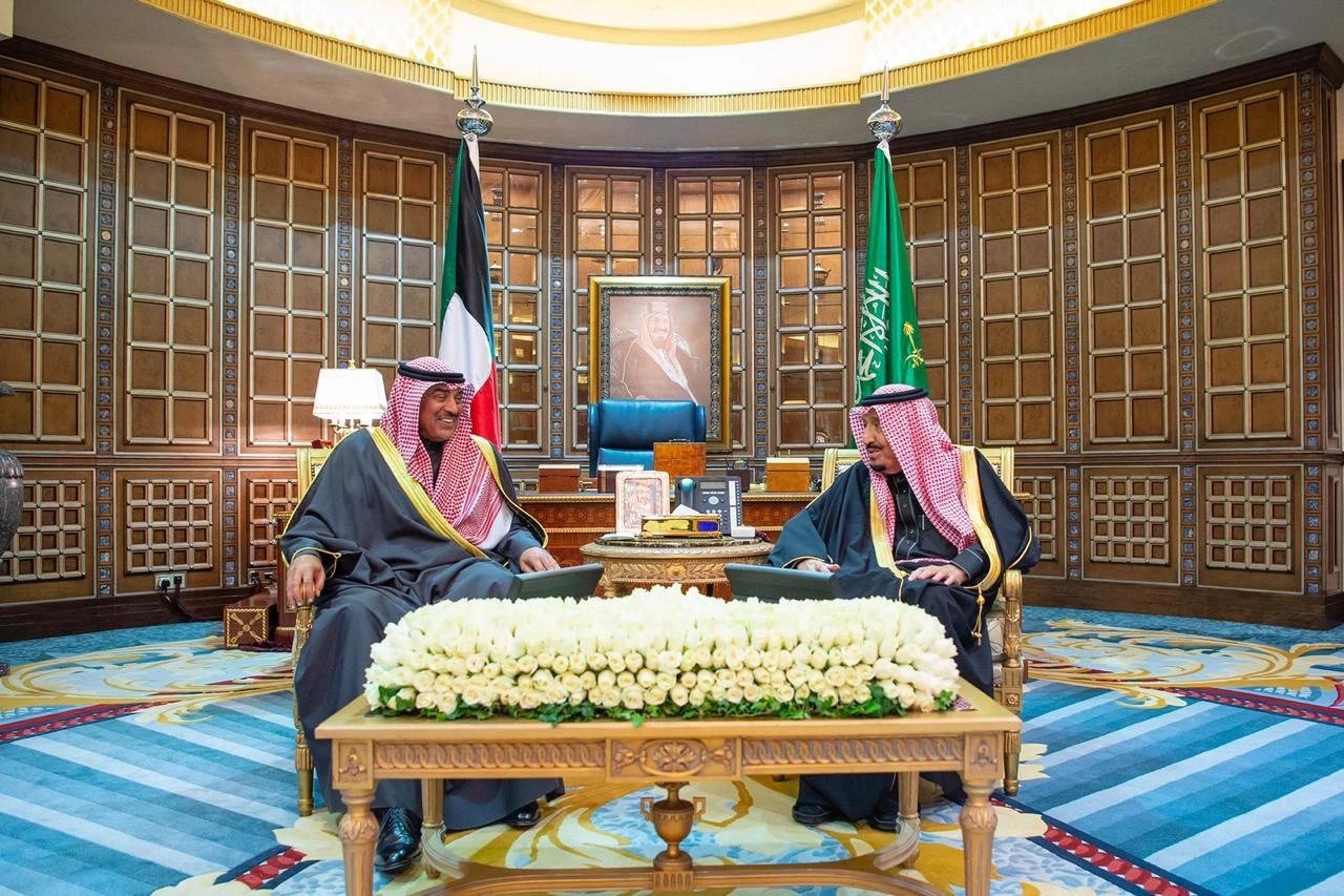 سيدي خادم الحرمين الشريفين يستقبل سمو رئيس مجلس الوزراء الكويتي - صورة 1