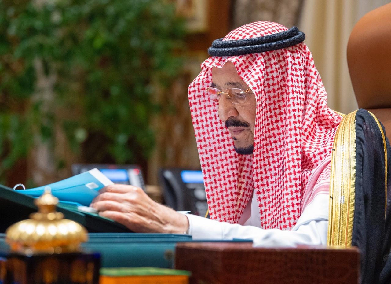 سيدي خادم الحرمين الشريفين يرأس جلسة مجلس الوزراء عبر الاتصال المرئي - صورة 1