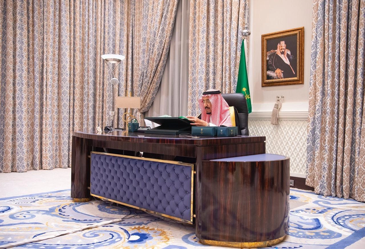 سيدي خادم الحرمين الشريفين يرأس جلسة مجلس الوزراء عبر الاتصال المرئي - صورة 1