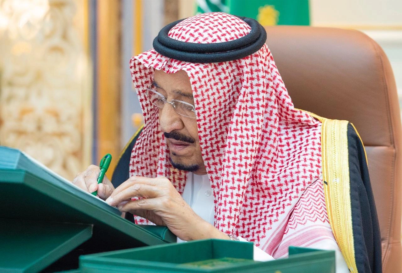 سيدي خادم الحرمين الشريفين يرأس جلسة مجلس الوزراء من المستشفى - صورة 1