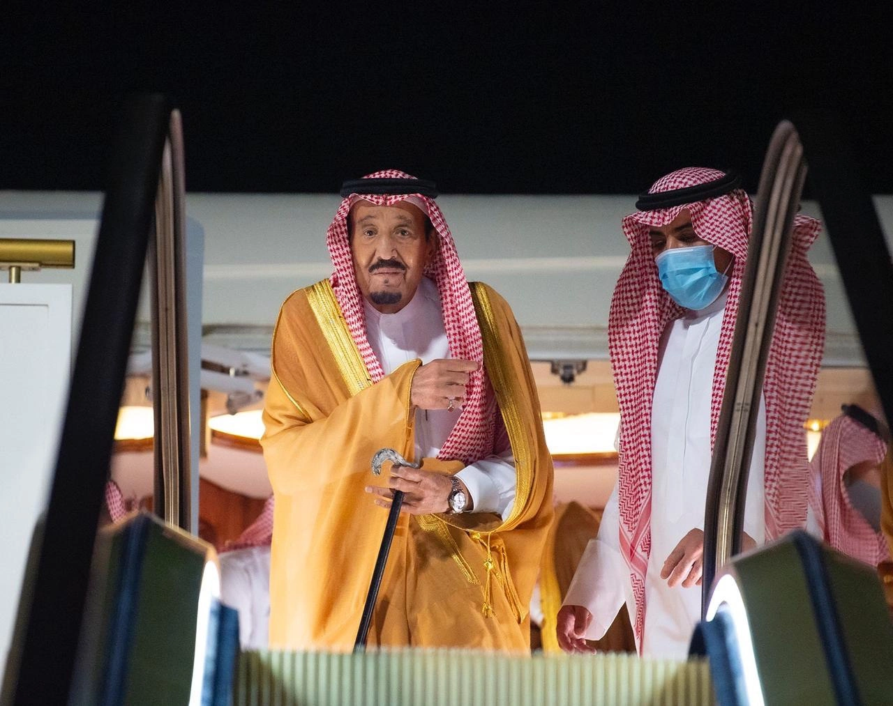 سيدي خادم الحرمين الشريفين يصل إلى نيوم - صورة 1