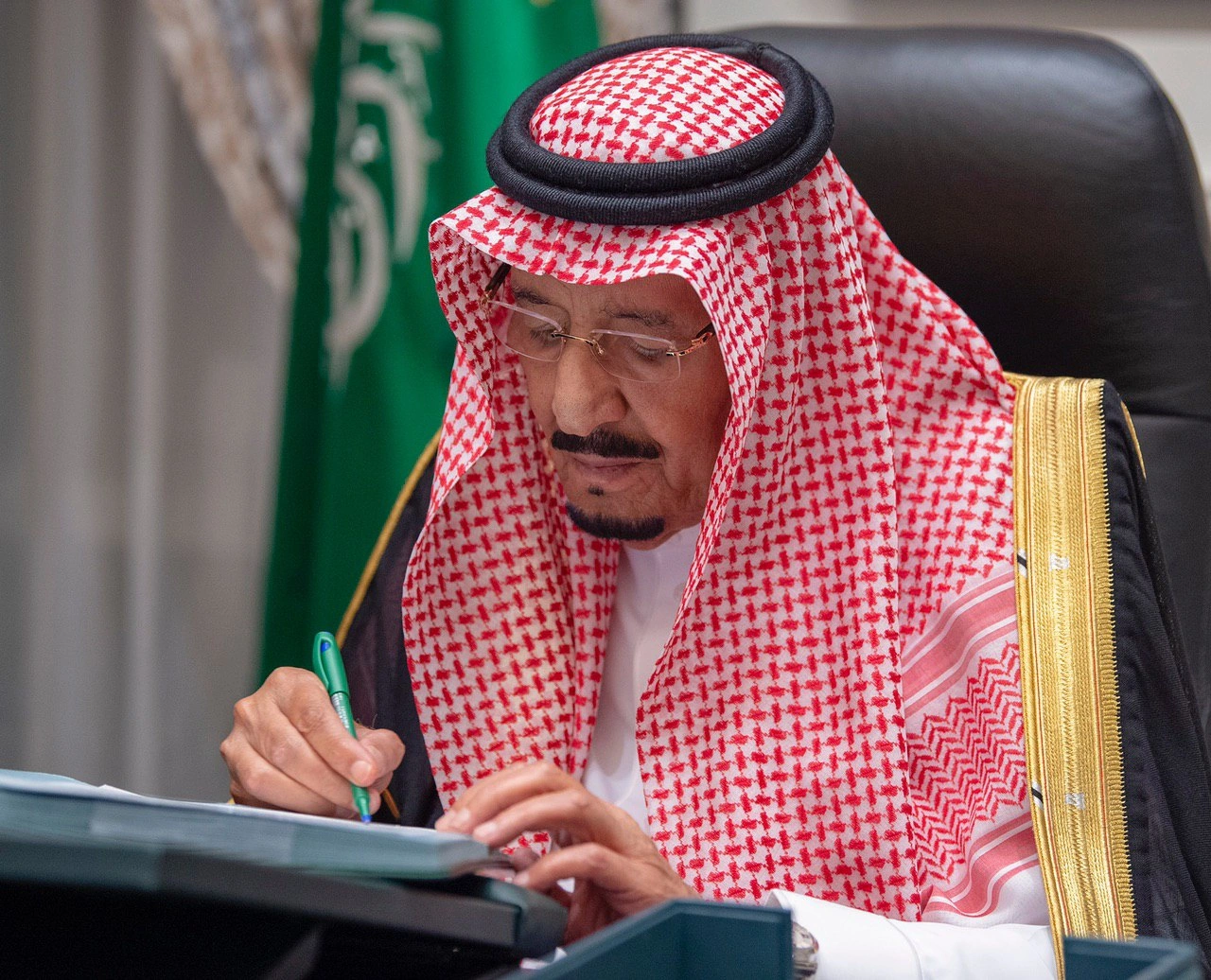 سيدي خادم الحرمين الشريفين يرأس جلسة مجلس الوزراء عبر الاتصال المرئي - صورة 1