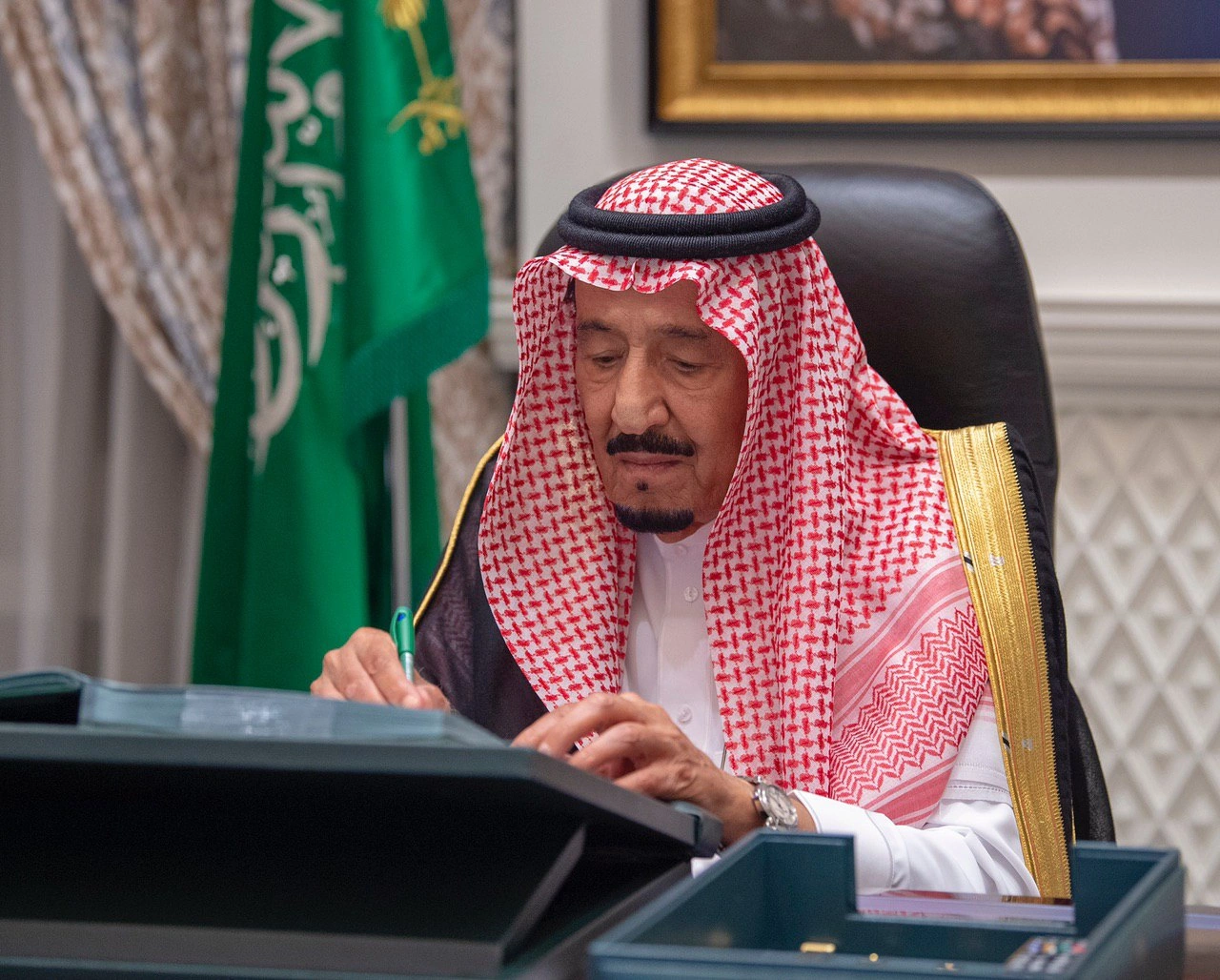 سيدي خادم الحرمين الشريفين يرأس جلسة مجلس الوزراء عبر الاتصال المرئي - صورة 1