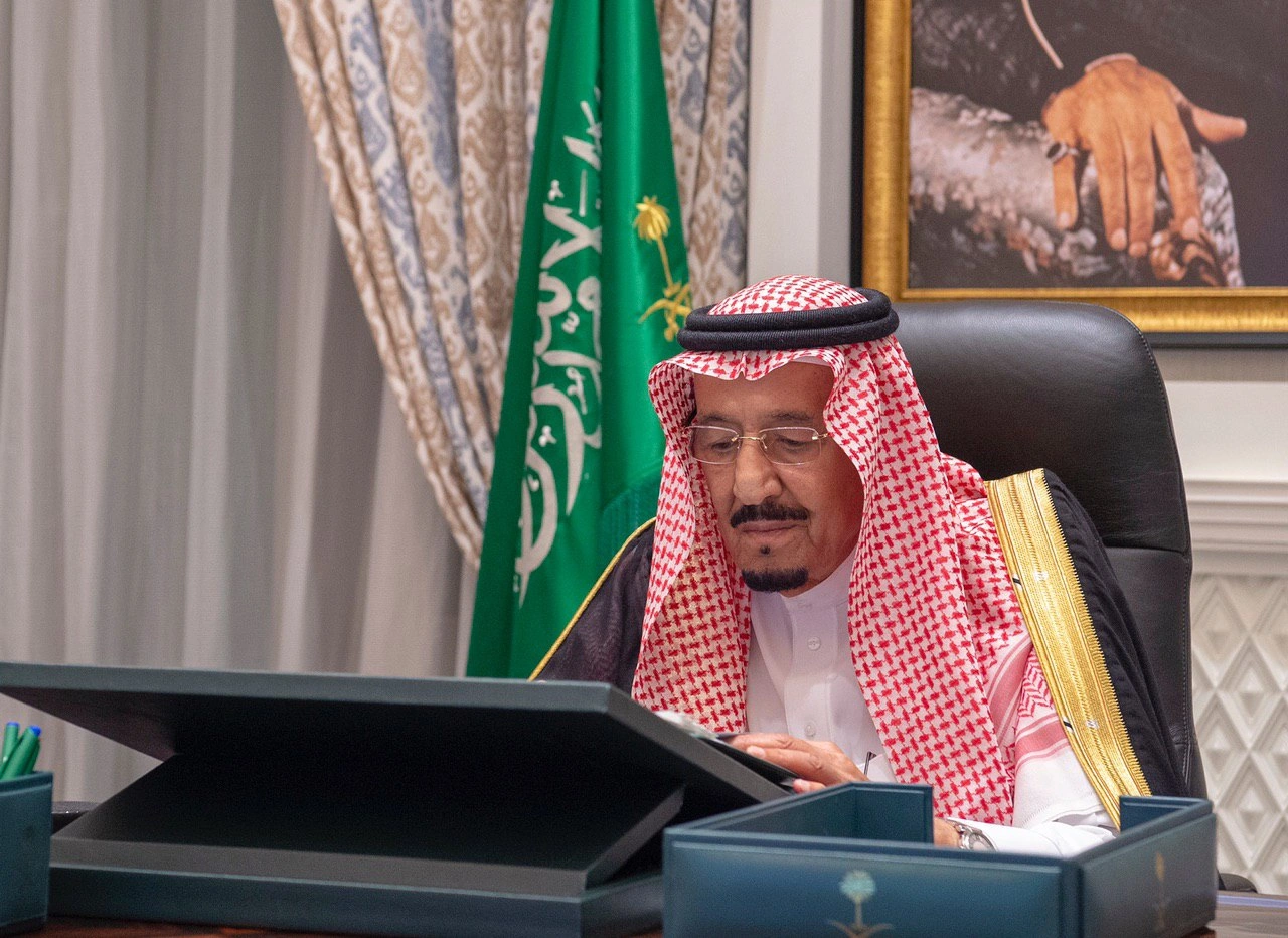 سيدي خادم الحرمين الشريفين يرأس جلسة مجلس الوزراء عبر الاتصال المرئي - صورة 1