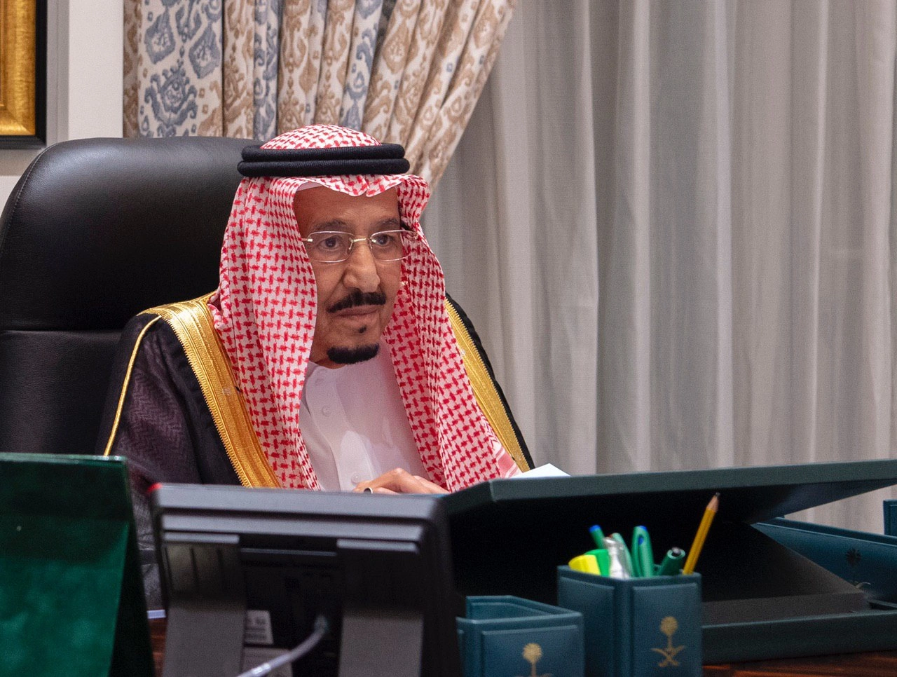 سيدي خادم الحرمين الشريفين يرأس جلسة مجلس الوزراء عبر الاتصال المرئي - صورة 1