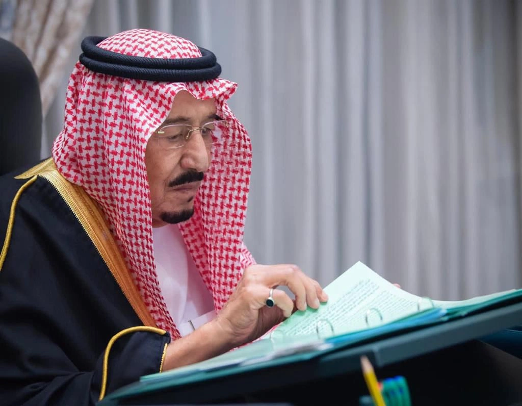 سيدي خادم الحرمين الشريفين يرأس جلسة مجلس الوزراء عبر الاتصال المرئي - صورة 1