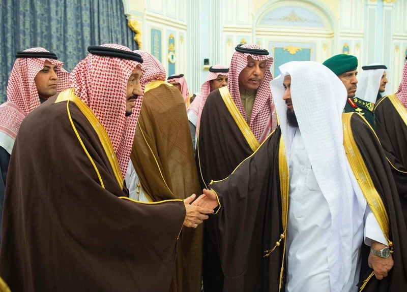 سيدي خادم الحرمين الشريفين يستقبل أصحاب السمو الأمراء ومفتي عام المملكة وأصحاب الفضيلة العلماء وجمعاً من المواطنين - صورة 2
