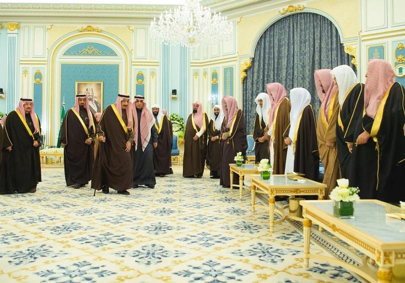 سيدي خادم الحرمين الشريفين يستقبل أصحاب السمو الأمراء ومفتي عام المملكة وأصحاب الفضيلة العلماء وجمعاً من المواطنين - صورة 3