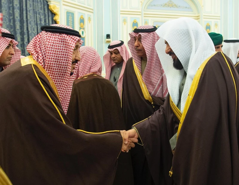 سيدي خادم الحرمين الشريفين يستقبل أصحاب السمو الأمراء ومفتي عام المملكة وأصحاب الفضيلة العلماء وجمعاً من المواطنين - صورة 4