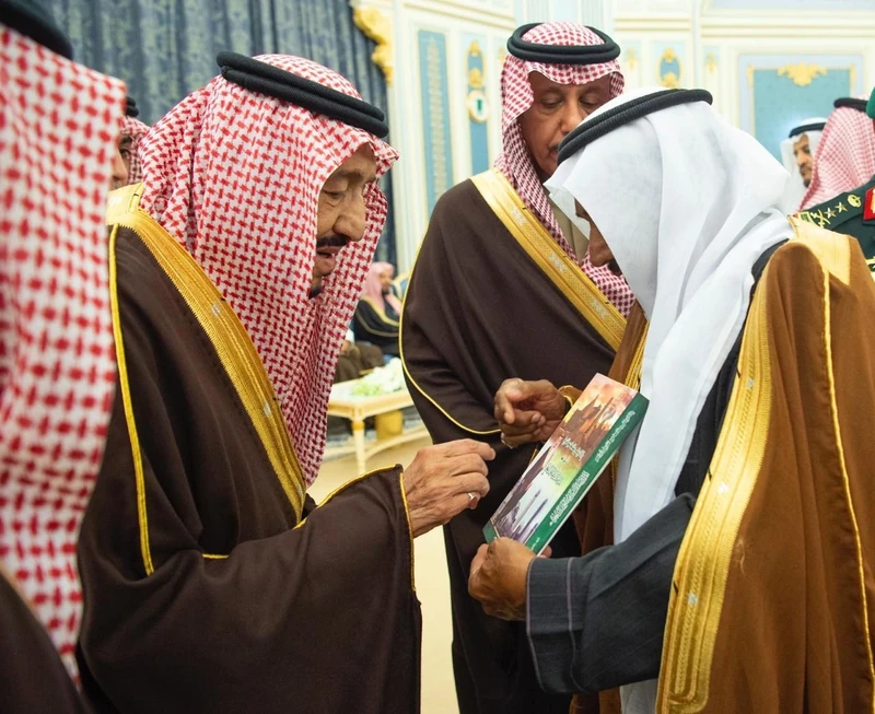 سيدي خادم الحرمين الشريفين يستقبل أصحاب السمو الأمراء ومفتي عام المملكة وأصحاب الفضيلة العلماء وجمعاً من المواطنين - صورة 5