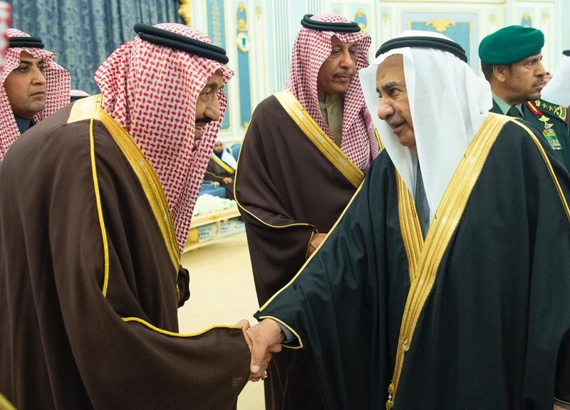 سيدي خادم الحرمين الشريفين يستقبل أصحاب السمو الأمراء ومفتي عام المملكة وأصحاب الفضيلة العلماء وجمعاً من المواطنين - صورة 6