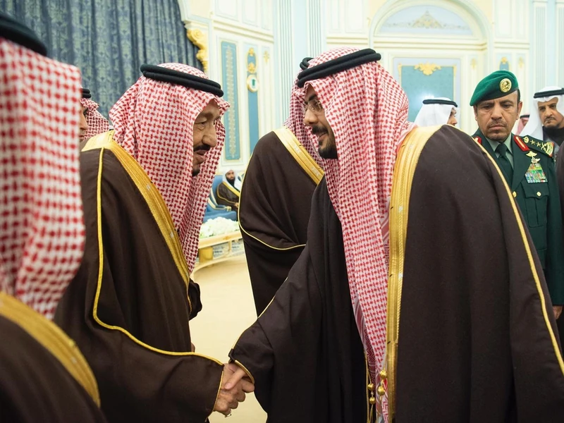 سيدي خادم الحرمين الشريفين يستقبل أصحاب السمو الأمراء ومفتي عام المملكة وأصحاب الفضيلة العلماء وجمعاً من المواطنين - صورة 7