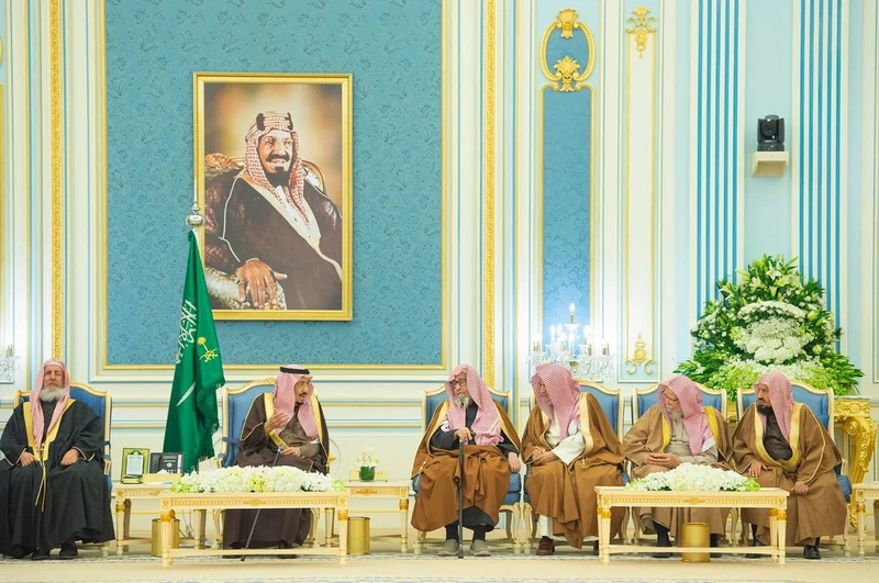 سيدي خادم الحرمين الشريفين يستقبل أصحاب السمو الأمراء ومفتي عام المملكة وأصحاب الفضيلة العلماء وجمعاً من المواطنين - صورة 9