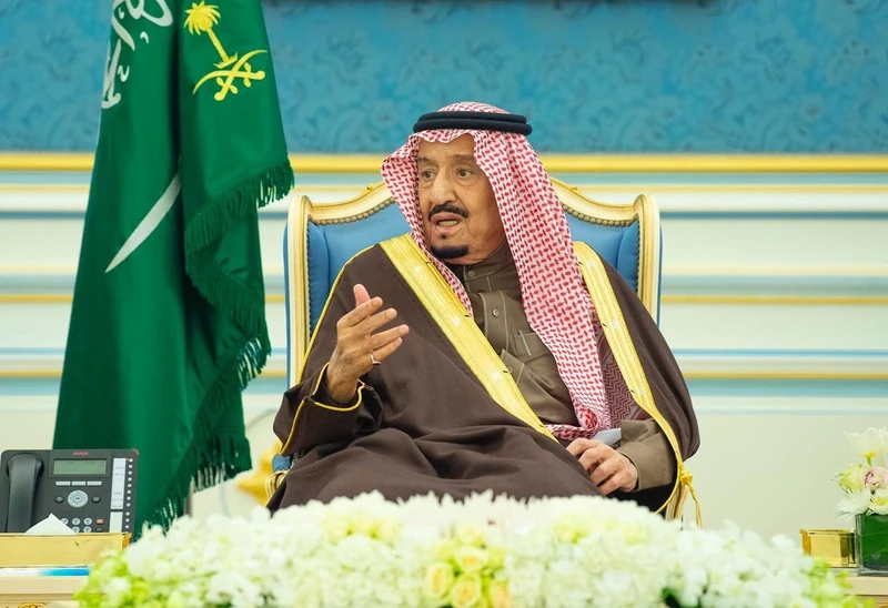 سيدي خادم الحرمين الشريفين يستقبل أصحاب السمو الأمراء ومفتي عام المملكة وأصحاب الفضيلة العلماء وجمعاً من المواطنين - صورة 10