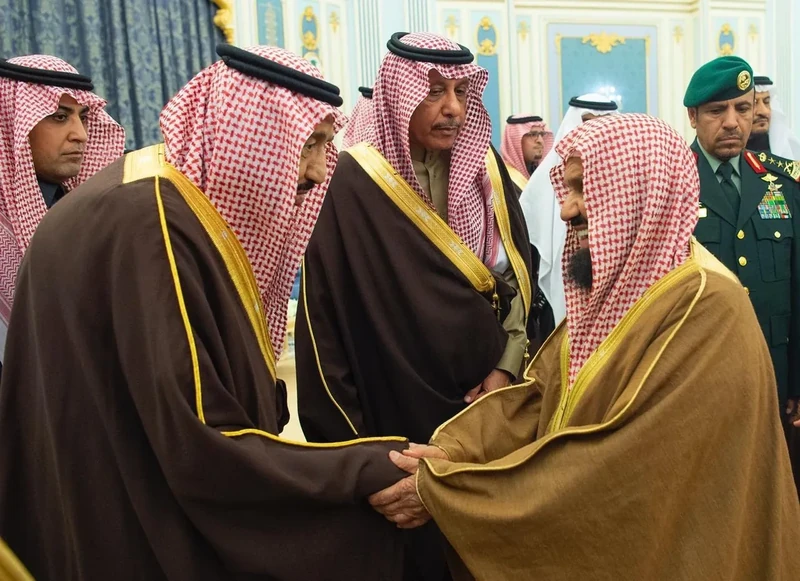 سيدي خادم الحرمين الشريفين يستقبل أصحاب السمو الأمراء ومفتي عام المملكة وأصحاب الفضيلة العلماء وجمعاً من المواطنين - صورة 11
