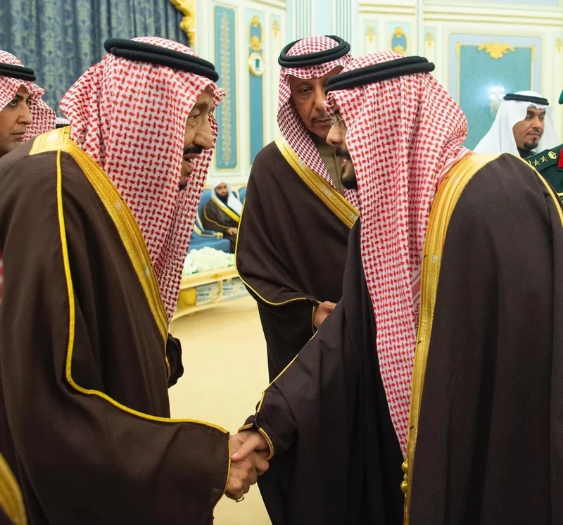 سيدي خادم الحرمين الشريفين يستقبل أصحاب السمو الأمراء ومفتي عام المملكة وأصحاب الفضيلة العلماء وجمعاً من المواطنين - صورة 12