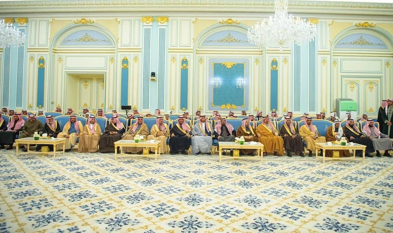 سيدي خادم الحرمين الشريفين يستقبل أصحاب السمو الأمراء ومفتي عام المملكة وأصحاب الفضيلة العلماء وجمعاً من المواطنين - صورة 13