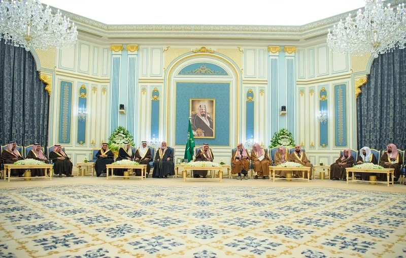 سيدي خادم الحرمين الشريفين يستقبل أصحاب السمو الأمراء ومفتي عام المملكة وأصحاب الفضيلة العلماء وجمعاً من المواطنين - صورة 14