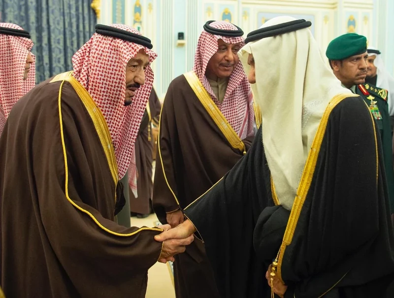 سيدي خادم الحرمين الشريفين يستقبل أصحاب السمو الأمراء ومفتي عام المملكة وأصحاب الفضيلة العلماء وجمعاً من المواطنين - صورة 15