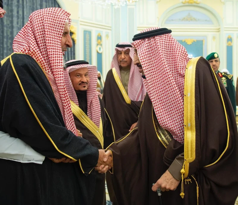 سيدي خادم الحرمين الشريفين يستقبل أصحاب السمو الأمراء ومفتي عام المملكة وأصحاب الفضيلة العلماء وجمعاً من المواطنين - صورة 16