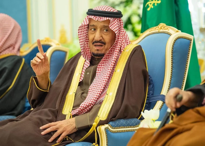 سيدي خادم الحرمين الشريفين يستقبل أصحاب السمو الأمراء ومفتي عام المملكة وأصحاب الفضيلة العلماء وجمعاً من المواطنين - صورة 17