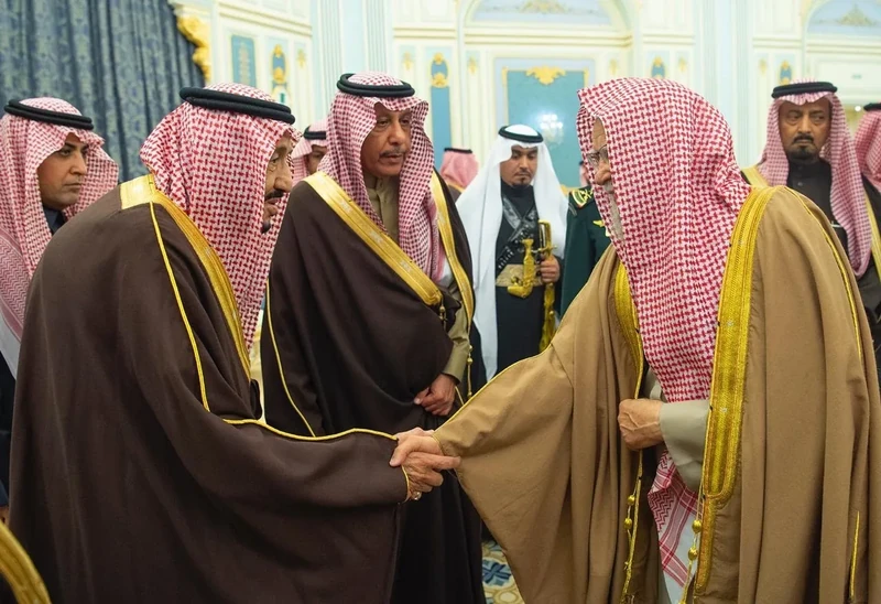 سيدي خادم الحرمين الشريفين يستقبل أصحاب السمو الأمراء ومفتي عام المملكة وأصحاب الفضيلة العلماء وجمعاً من المواطنين - صورة 20