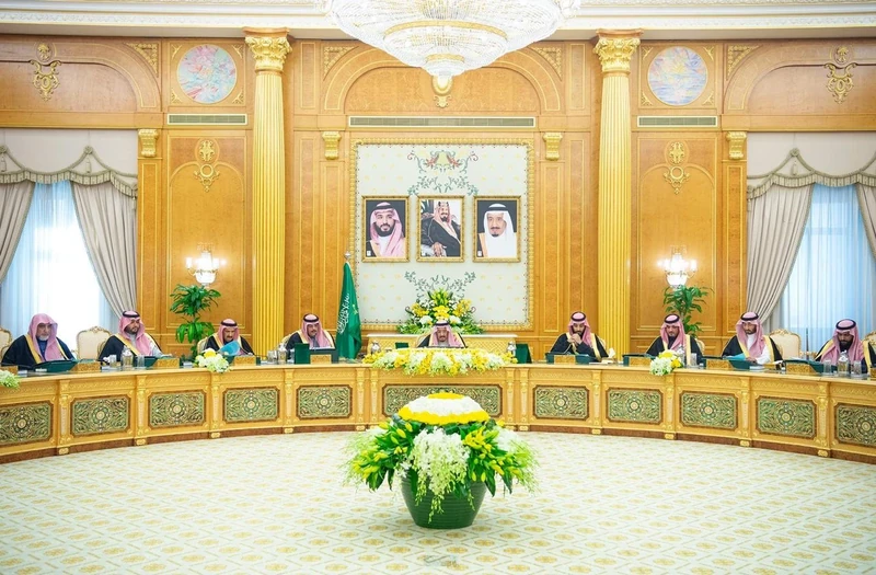 سيدي خادم الحرمين الشريفين يرأس جلسة مجلس الوزراء - صورة 4