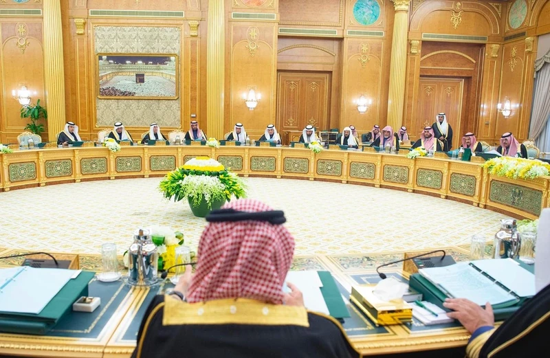 سيدي خادم الحرمين الشريفين يرأس جلسة مجلس الوزراء - صورة 6
