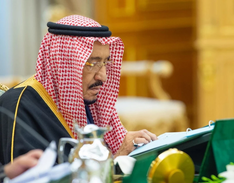 سيدي خادم الحرمين الشريفين يرأس جلسة مجلس الوزراء - صورة 2